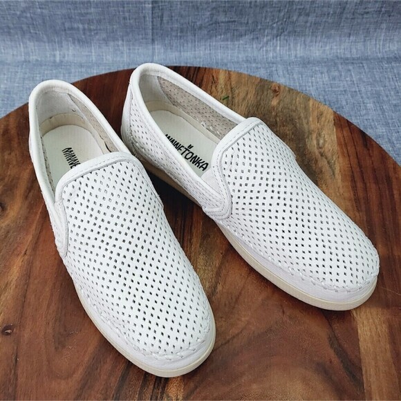 Minnetonka Pacific Slip On Loafer White Perforated Leather Women's 7.5 (Tag 8.0) - Picture 1 of 11